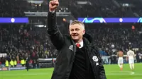 Manajer sementara Manchester United, Ole Gunnar Solskjaer, merayakan kelolosan ke perempat final Liga Champions 2018-2019 (7/3/2019).  (AFP/Anne-Christine Poujoulat)