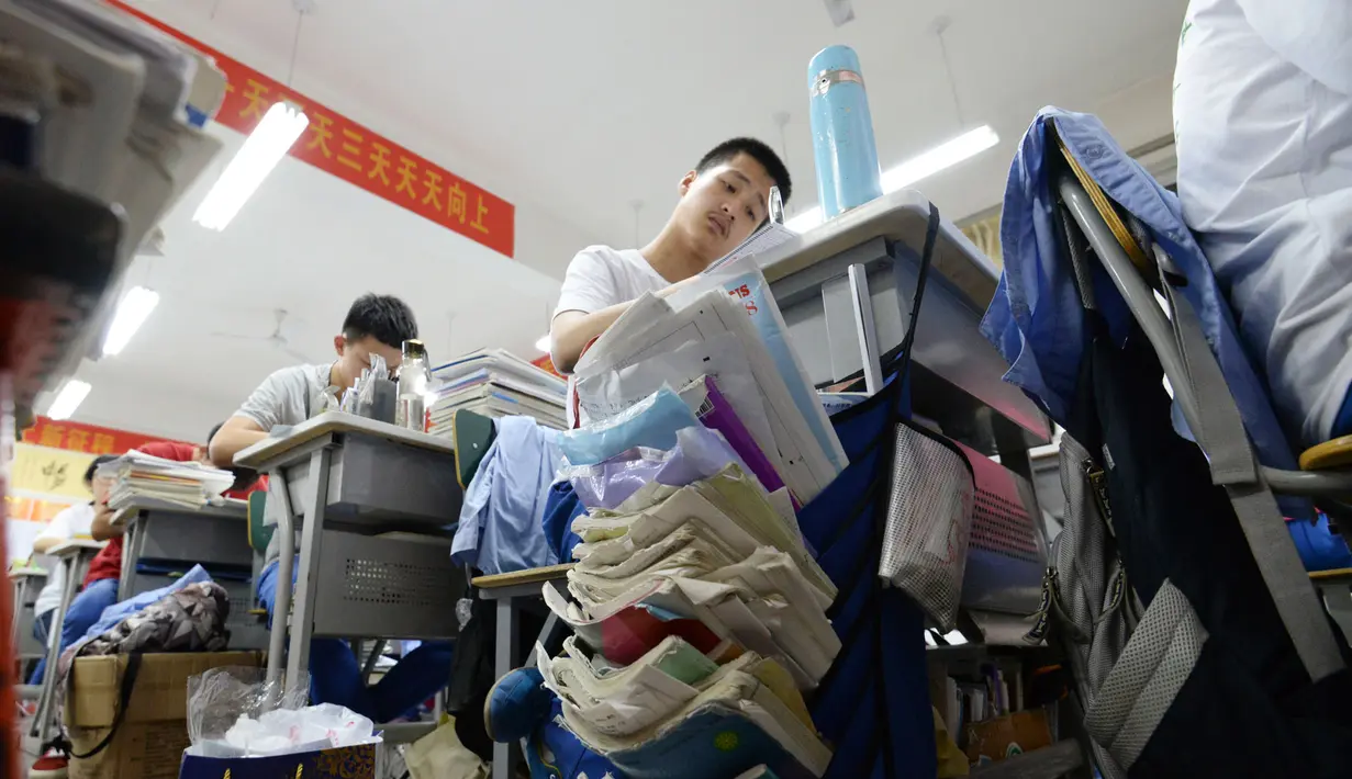 Seorang siswa sekolah menengah mengerjakan soal menjelang ujian tahunan "Gaokao" atau ujian masuk perguruan tinggi di China, Handan, provinsi Hebei Utara (23/5). Gaokao China akan berlangsung 7-8 Juni tahun ini. (AFP Photo/China Out)