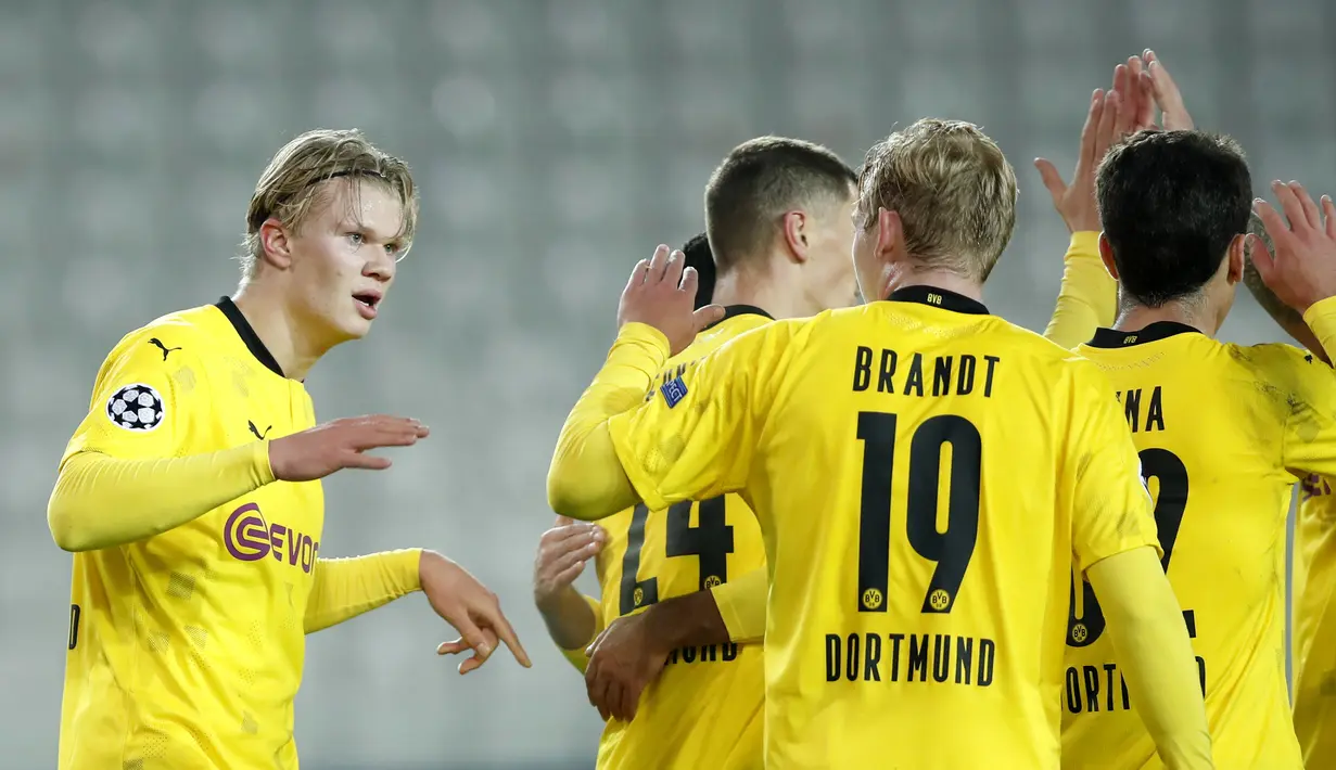 Pemain Borussia Dortmund merayakan gol yang dicetak Erling Haaland ke gawang Club Brugge pada laga lanjutan Liga Champions di Jan Breydel Stadion, Kamis (5/11/2020) dini hari WIB. Borussia Dortmund menang 3-0 atas Club Brugge. (AP Photo/ Francisco Seco)