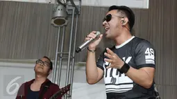 Penampilan Penyanyi Judika seusai peluncuran album barunya yang berjudul "JUDIKA" di Jakarta, Rabu (26/4). Pada album baru tersebut berisikan 10 lagu dengan 2 singel untuk album ini "Lebih dari Cinta" dan "I Love You". (Liputan6.com/Herman Zakharia)