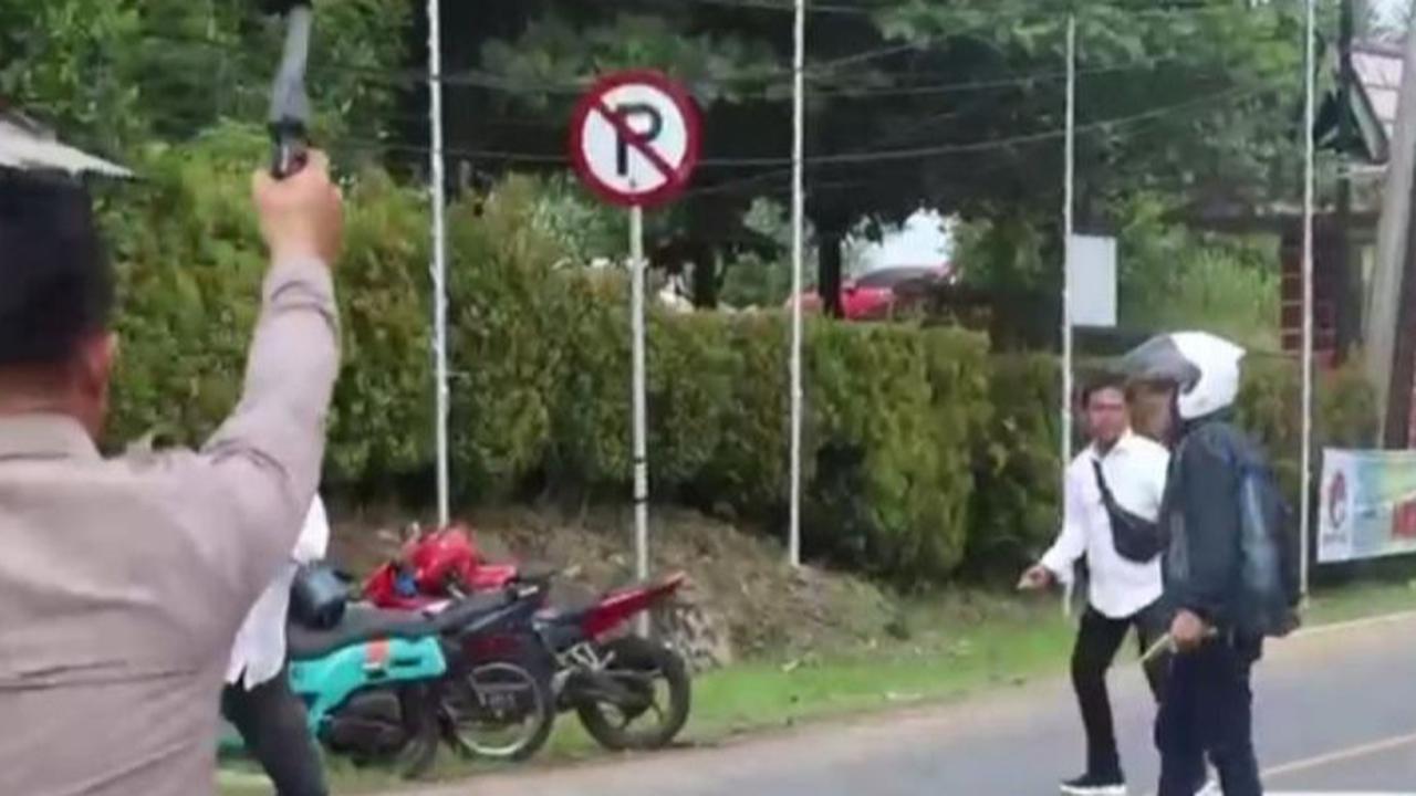 Hindari Razia, Pemotor Terobos dan Serang Barisan Polisi di Depan Mapolres Bengkulu Tengah