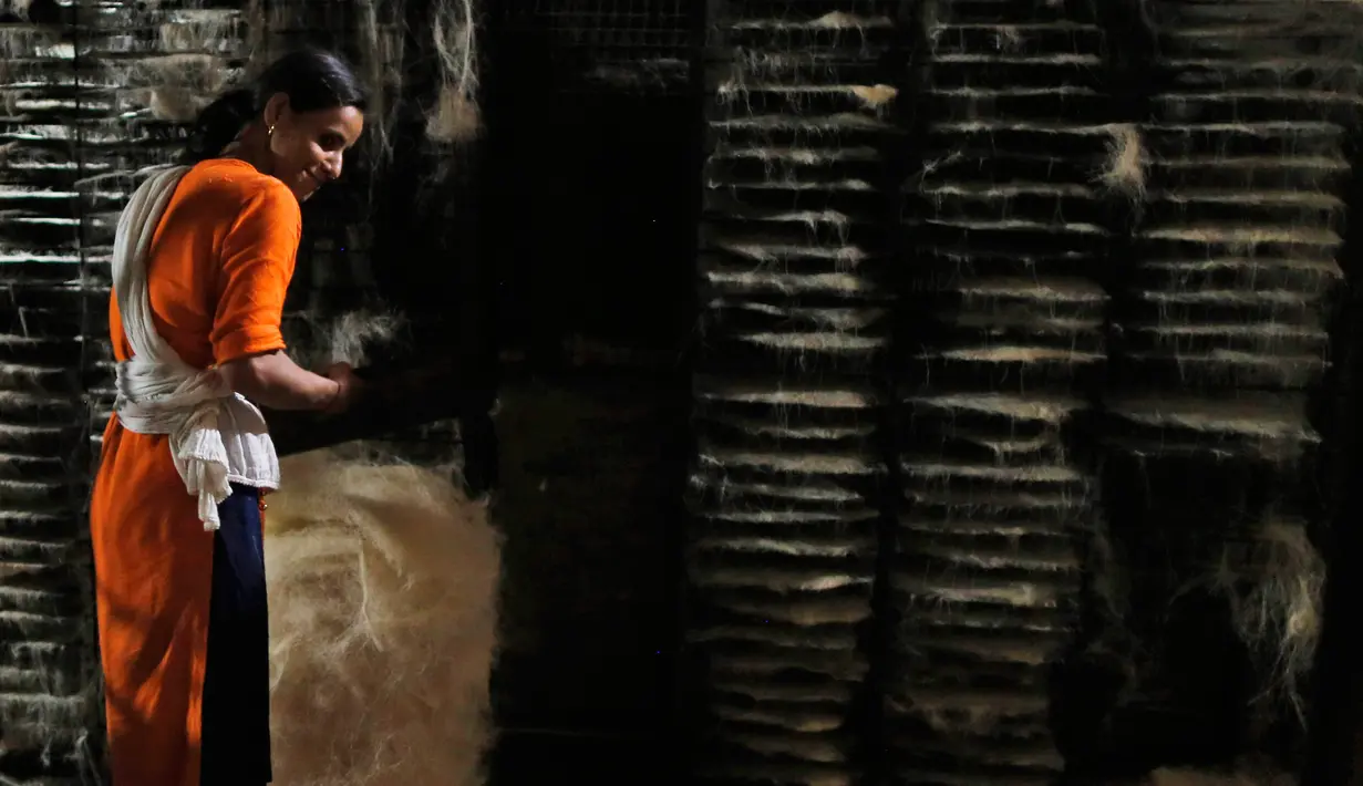 Seorang pekerja India menata bihun kering di sebuah pabrik di Prayagraj, India pada 25 April 2020. Bihun diminati di kalangan Muslim ketika mereka berbuka puasa selama bulan suci Ramadan. (AP Photo/Rajesh Kumar Singh)
