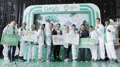 Legenda olahraga Indonesia bersama perwakilan Grab saat peluncuran kampanye "Kemenangan Itu Dekat" di Yogyakarta, Rabu (18/7/2018). Kampanye tersebut untuk mengobarkan semangat kemenangan di Asian Games 2018. (Bola.com/M Iqbal Ichsan)