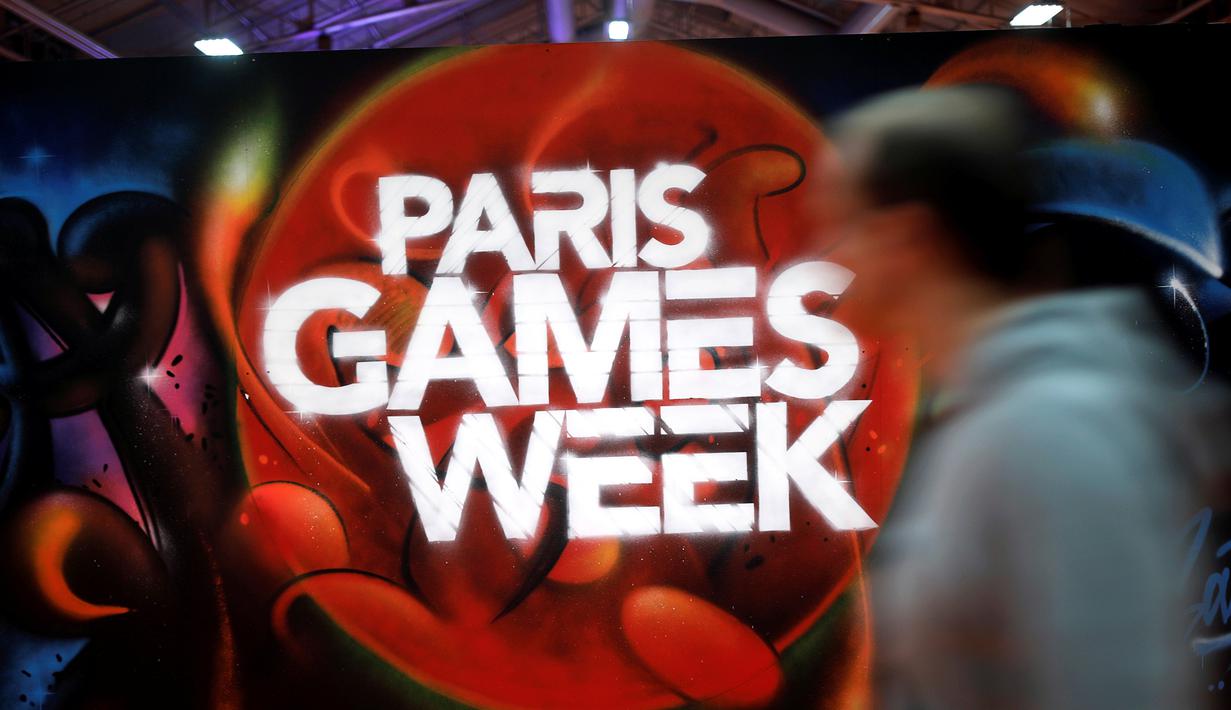 Pengunjung saat mengunjungi acara Paris Games Week di Paris, Prancis (26/10). Sejumlah pencandu game berkumpul dalam Acara Paris Games Week dan unjuk kebolehan dalam bermain video game. (REUTERS/Benoit Tessier)