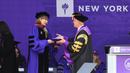 Penyanyi Taylor Swift menerima gelar doktor kehormatan seni rupa pada upacara pembukaan New York University untuk angkatan 2022 di Yankee Stadium, New York, Amerika Serikat, 18 Mei 2022. (Angela Weiss/AFP)