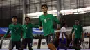 Pemain Timnas Futsal Indonesia, Yamani Y (tengah) berlari usai mencetak gol ke gawang IPC Pelindo II saat laga uji coba di Jakarta, Minggu (15/1). Timnas Futsal Indonesia akan melakoni laga piala AFF 2017, akhir Januari. (Liputan6.com/Helmi Fithriansyah)