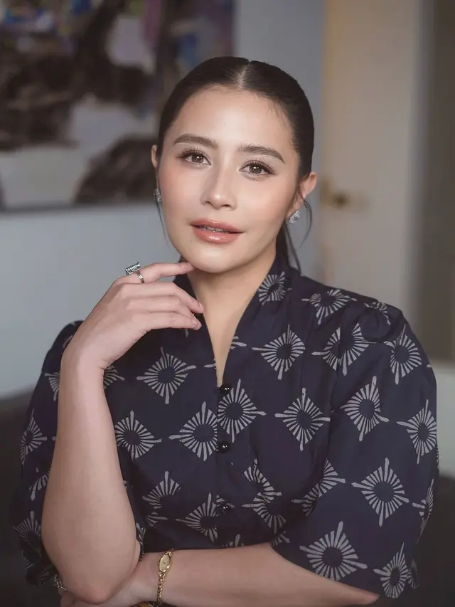 Gaya Rambut Belah Tengah Prilly Latuconsina/Instagram @prillylatuconsina96