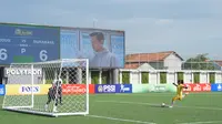 Momen eksekusi penalti kiper Kudus All Stars, Alya Putri Ariyanto, yang berhasil menjebol gawang Surabaya dan memastikan timnya melangkah ke final. Kudus menang 7-6 pada fase adu penalti setelah bermain imbang 0-0 dalam 2x15 menit pertandingan. (Dok. Bakti Olahraga Djarum Foundation/MilkLife)
