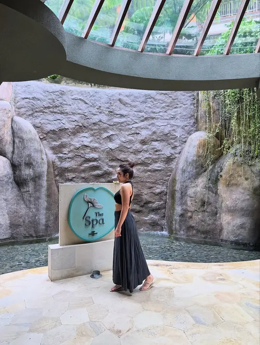 Selain itu, ia juga tampil dengan crop top dan maxi dress. [Foto: Instagram/ Gisel_la]