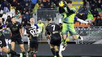 Bek&nbsp;Timnas Indonesia, Jay Idzes (kiri), bermain penuh saat Venezia bersua Hellas Verona pada laga pekan ke-22 Serie A di&nbsp;Stadio Pier Luigi Penzo, Selasa (28/01/2025) dini hari WIB. Sayangnya, bang Jay gagal membawa Venezia meraih kemenangan dan harus puas bermain imbang 1-1. (Paola Garbuio/LaPresse via AP)