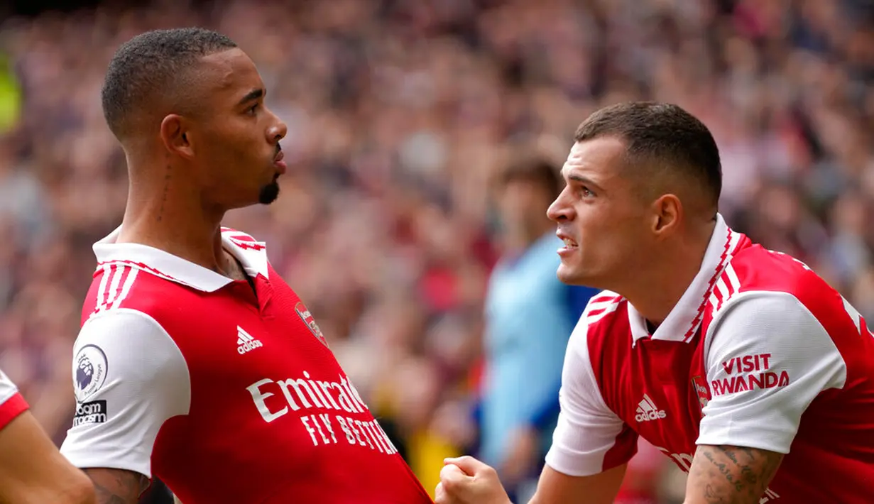 Pemain Arsenal Gabriel Jesus (kiri) merayakan dengan rekan setimnya Granit Xhaka usai mencetak gol ke gawang Tottenham Hotspur pada pertandingan sepak bola Liga Premier Inggris di Emirates Stadium, London, Inggris, 1 Oktober 2022. Arsenal menang 3-1. (AP Photo/Kirsty Wigglesworth)