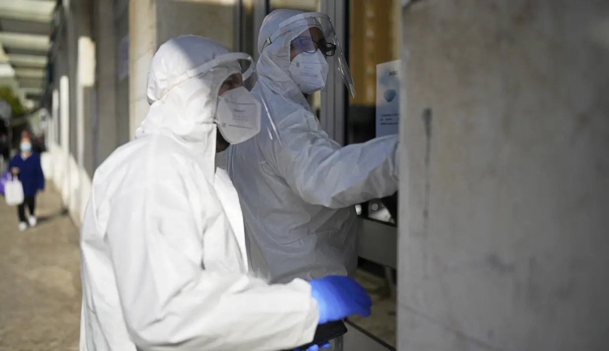 Pekerja Lisbon Civil Protection membunyikan bel pintu pemilih dalam isolasi COVID-19 di rumahnya di Lisbon, 25 Januari 2022. Pekerja kota di seluruh Portugal mengunjungi panti jompo dan orang-orang dalam isolasi guna mengumpulkan suara mereka untuk Pemilu 30 Januari mendatang. (AP/Armando Franca)