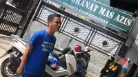 Choiri, adik pemilik usaha Bakso Granat Mas Azis saat berdebat dengan petugas BPPD Palembang (Liputan6.com / Nefri Inge)