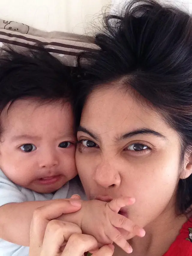 Jadi Single Mom, Ini 6 Potret Tiwi Eks T2 dan Anaknya