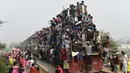Umat Muslim Bangladesh menaiki kereta yang penuh sesak setelah ikut dalam Akheri Munajat, atau doa terakhir, di Biswa Ijtema, atau World Muslim Congregation, di Tongi, sekitar 30 km sebelah utara Dhaka, 10 Januari 2016. (AFP PHOTO/Munir uz ZAMAN)