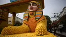 Sebuah patung yang terbuat dari lemon dan jeruk bernama "Aida" selama Festival Lemon ke-88 di Menton, Prancis selatan, Sabtu (19/2/2022). Festival ini berlangsung pada 12-27 Februari dengan tema "Opera dan Tarian". (AP Photo/Daniel Cole)