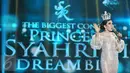 Penyanyi Syahrini tampil dalam konser bertajuk The Biggest Concert 'Dream Big' di Studio Emtek, Jakarta, Jumat (29/1). Syahrini terlihat percaya diri dengan gaun putih bertabur perhiasan mewah dan mengenakan mahkota indah. (Liputan6.com/Faizal Fanani)