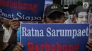 Massa yang mengatasnamakan Gerbang (Gerakan Anak Bangsa) menggelar unjuk rasa di depan PN Jakarta Selatan, Selasa (19/3). Dalam aksinya, mereka meminta Ratna Sarumpaet membongkar aktor intelektual dalam penyebaran hoaks. (Liputan6.com/Faizal Fanani)