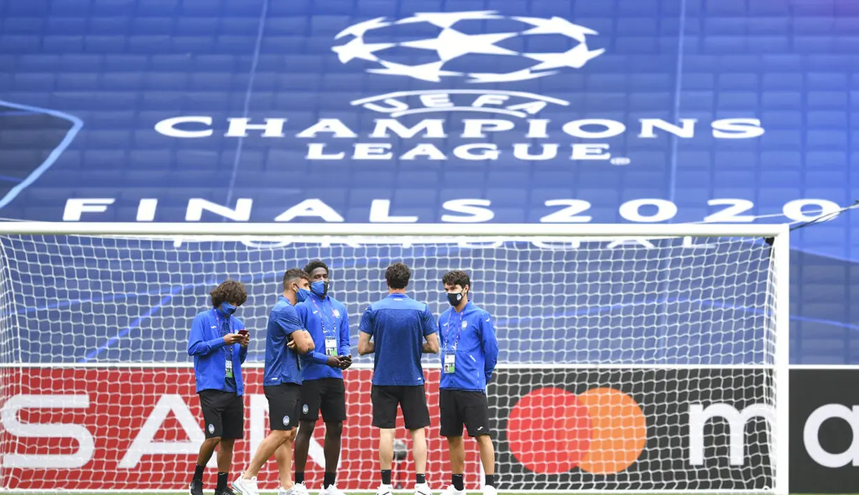 Para pemain Atalanta berbincang saat berada di stadion Da Luz di Lisbon, Selasa (11/8/2020).  Atalanta akan bertanding melawan PSG pada perempat final Liga Champions di stadion Da Luz, Lisbon, Portugal. (Rafael Marchante/Pool via AP)