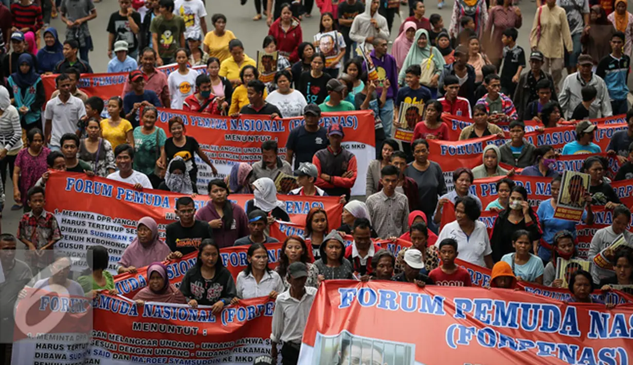 Massa yang tergabung dalam Forum Pemuda Nasional (Forpenas) menggelar aksi kisruh freeport menuju Istana Negara, Jakarta (16/12). Dalam aksinya meminta DPR jangan melanggar UU bahwa Sidang MKD harus tertutup sesuai dengan UU. (Liputan6.com/Faizal Fanani)