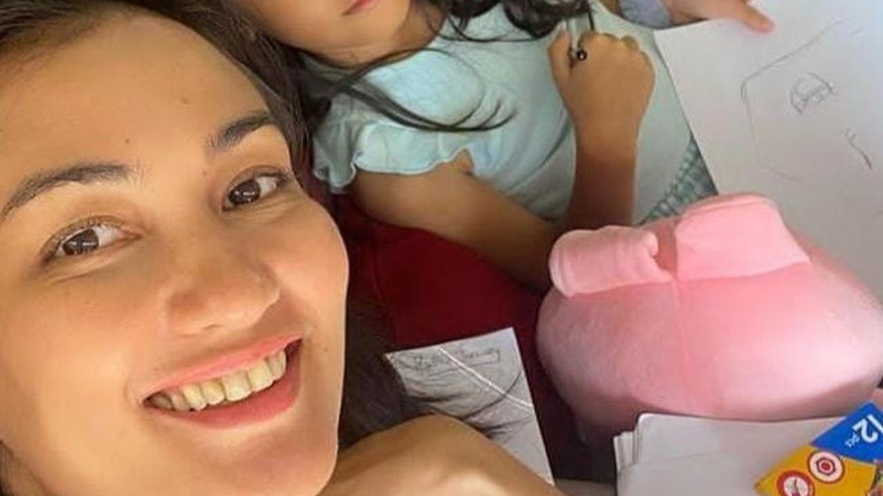 Potret Salma Anak Rio Dewanto dan Atiqah Hasiholan di Singapura, Makin Cantik dan Menggemaskan