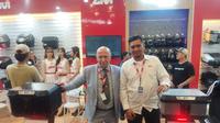 Overseas Operational Director of GIVI Group , Joseph Perucca foto bersama Managemen GIVI Indonesia  usai peresmian produk terbarunya, MATTERHORN.