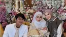 Sementara itu, Dara Arafah memilih tampilan layering yang manis dengan kombinasi kemeja putih panjang dan vest abu-abu berhias bordiran bunga putih. Ia melengkapi penampilannya dengan hijab ash grey serta maxi skirt putih yang memberikan sentuhan feminin. [@daraarafah].