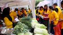 Pedagang melayani pembeli di stand sayur mayur pada acara kick off pasar murah di Kawasan SCBD, Jakarta (14/1). Kegiatan ini membantu masyarkat Indonesia yang kurang beruntung. (Liputan6.com/Fery Pradolo)