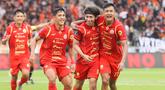 Pemain Persija Jakarta, Arlyansyah Abdulmanan (tengah) merayakan gol bersama rekan-rekannya dalam laga BRI Super League 2025/2026 melawan Persijap di Stadion Utama Gelora Bung Karno (SUGBK), Senayan, Jakarta, Sabtu (03/01/2025). (Bola.com/Abdul Aziz)