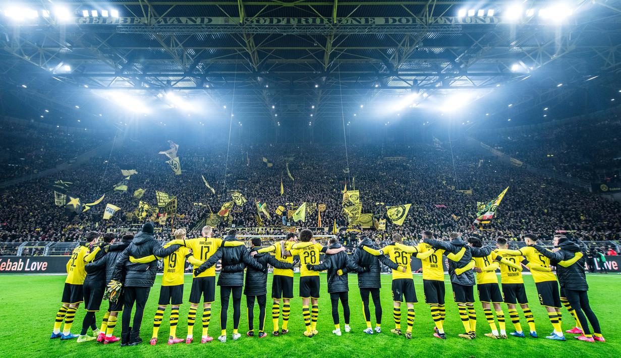 Team of Dortmund celebrate their win with the fans on the yellow wall during the Bundesliga match between Borussia Dortmund and 1. FC Köln at Signal Iduna Park on January 24, 2020 in Dortmund, Germany. (Photo by Lukas Schulze/Bundesliga/Bundesliga Collection via Getty Images)