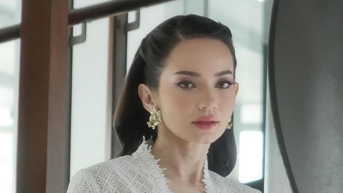 Pesona Perempuan Indonesia, Enzy Storia Kenakan Kebaya Putih dengan Look Modern