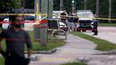 Aparat penegak hukum menyelidiki area di sekitar Trump International Golf Club setelah terjadi percobaan pembunuhan terhadap mantan presiden dan calon presiden Amerika Serikat Donald Trump pada 15 September 2024 di West Palm Beach, Florida. (Joe Raedle/Getty Images North America/Getty Images via AFP)