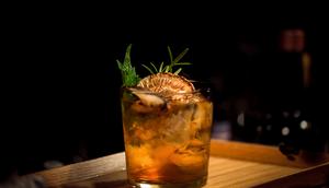 Ilustrasi koktail atau minuman beralkohol. (dok. Ash Edmonds/Unsplash)