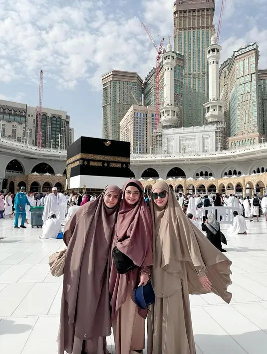 Tampilan kompak Nagita Slavina bareng ibu dan sang adik kenakan gamis dan hijab syarí nuansa coklat yang kalem. [@rieta_amilia]