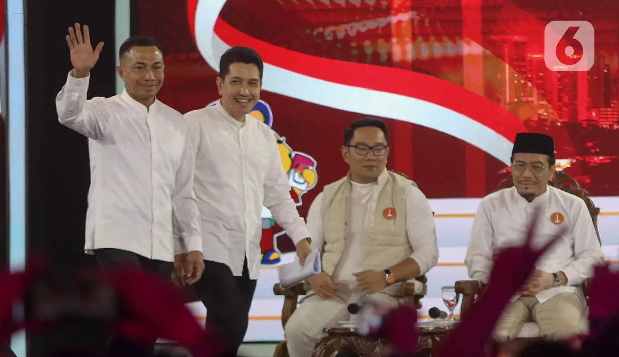 Tujuh panelis dari berbagai latar belakang disiapkan dalam debat perdana Pilkada Jakarta 2024. Tampak pasangan calon gubernur dan wakil gubernur DKI Jakarta nomor urut 2, Dharma Pongrekun-Kun Wardana sesaat sebelum menyampaikan visi misi dalam segmen pertama. (Liputan6.com/Herman Zakharia)