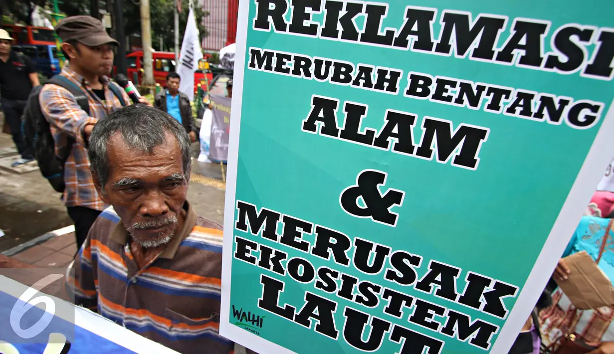 Massa saat menggelar aksi unjuk rasa di depan Gedung DPRD Jakarta, Kamis (25/2). Massa menuntut agar dibatalkannya pengesahan dua Raperda Reklamasi karena dianggap merugikan nelayan serta ekosistem pesisir. (Liputan6.com/Immanuel Antonius)