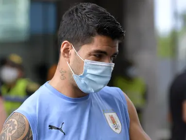 Penyerang Uruguay, Luis Suarez mengenakan masker mengikuti sesi latihan jelang menghadapi Kolombia pada kualifikasi Piala Dunia  2022 di Barranquilla, Kolombia (12/11/2020). Federasi Sepakbola Uruguay (AUF) mengumumkan Suarez positif terjangkit COVID-19, Senin (16/11/2020). (AFP/Raul Arboleda)