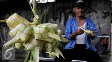 Pengrajin menganyam Daun Ketupat di Pasar Palmerah, Jakarta, Rabu (23/9/2015). Jelang Hari Raya Idul Adha 1436 H Permintaan Daun Ketupat Meningkat dengan harga penjualan 1 ikat (Isi 10 daun ketupat) seharga sepuluh ribu rupiah. (Liputan6.com/Johan Tallo)