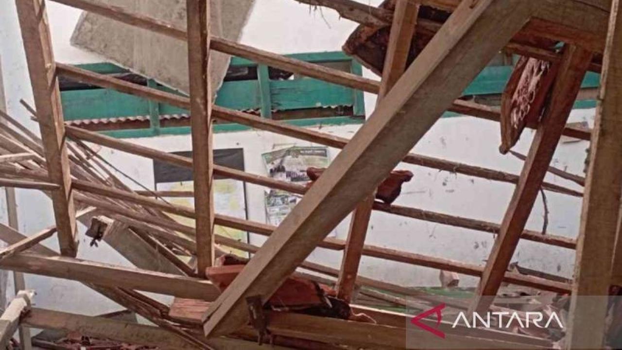 Pemkab Sampang Siasati KBM SDN Pangelen 1 Pasca Ruang Kelas Rusak Diterjang Angin Kencang