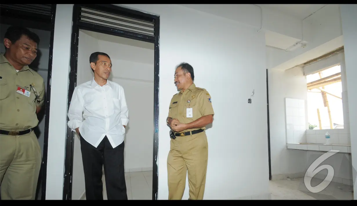 Sebelum ke Rusun Jatinegara Barat, Jokowi terlebih dahulu meninjau Rusun Pulogebang dan Jatinegara Kaum, Jakarta, Selasa (5/8/2014) (Liputan6.com/Herman Zakharia)