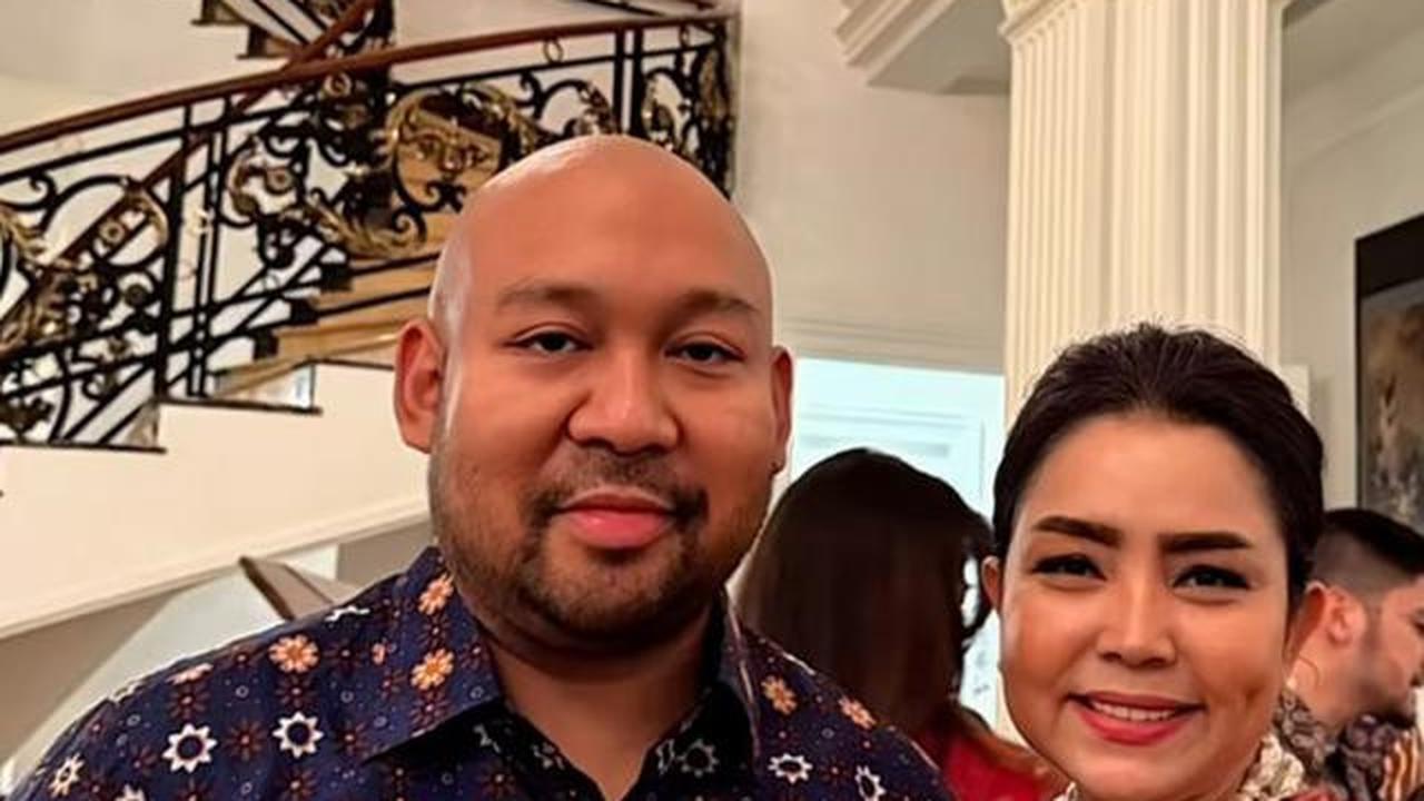 Potret Mayangsari Hadiri Dinner Acara Keluarga, Tampil Anggun dan Elegan Bersama Suami