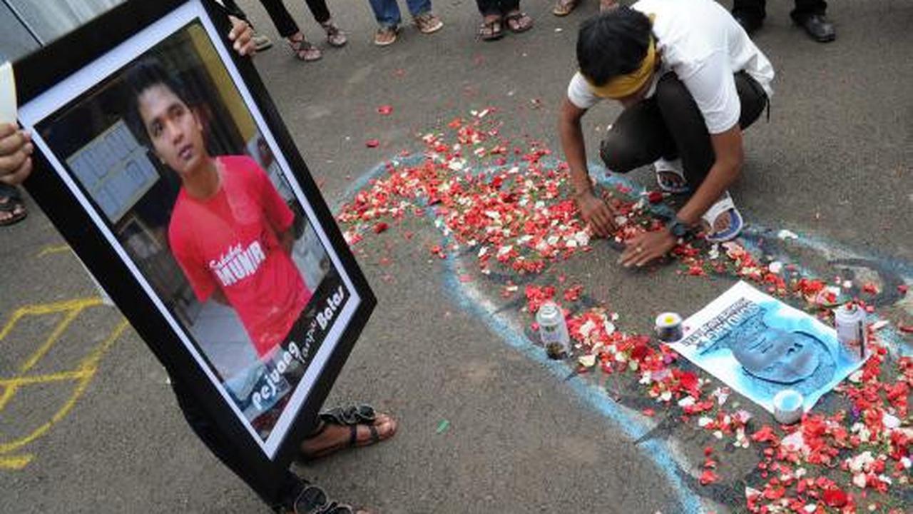 Aksi tabur bunga di Istana Merdeka untuk Sondang