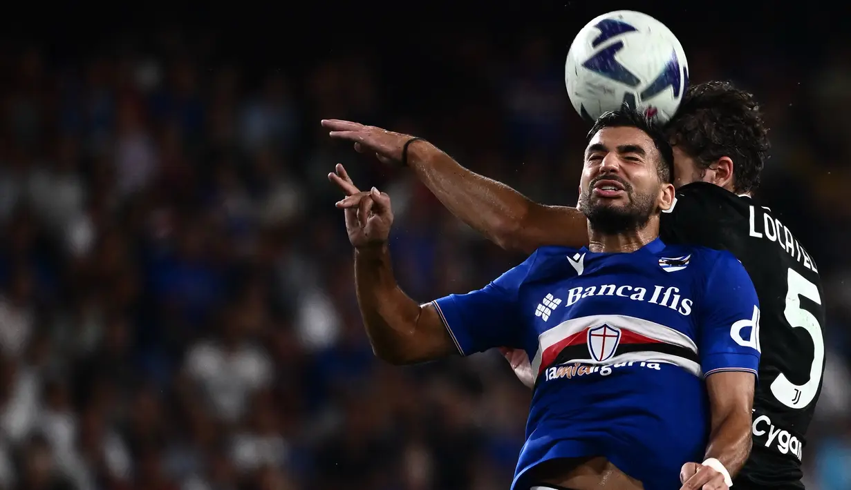 Pemain depan Sampdoria Mehdi Leris (kiri) melompat berebut bola dengan gelandang Juventus Manuel Locatelli dalam lanjutan pekan ke-2 Liga Italia 2022/2023 di Stadion Luigi Ferraris, Selasa (23/8/2022) dini hari WIB. Juventus hanya bermain 0-0 saat berlaga di kandang Sampdoria. (Photo by MARCO BERTORELLO / AFP)