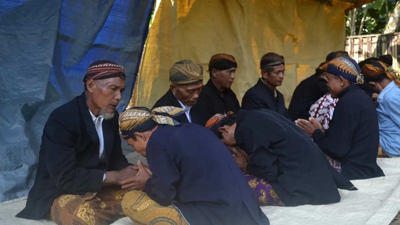 Tetua komunitas masyarakat Islam Kejawen, yang juga anak putu Banokeling, dalam ritual Punggahan menjelang bulan Puasa . (Foto: Liputan6.com/Muhamad Ridlo)