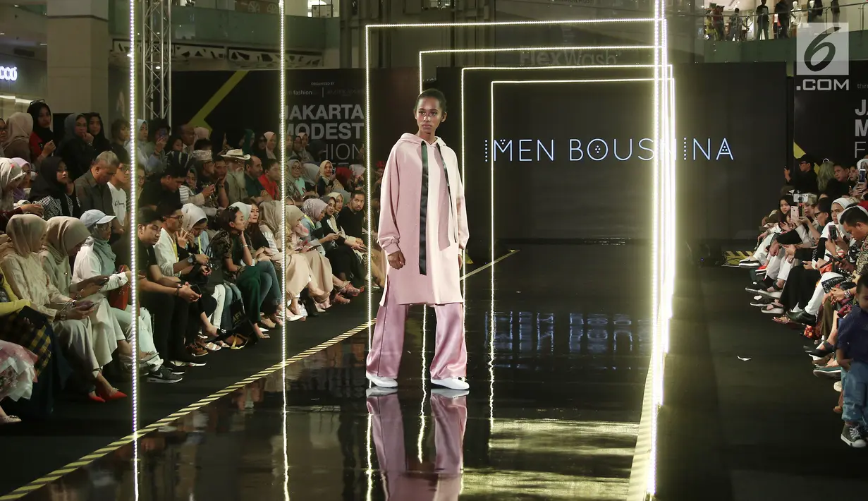 Model membawakan busana rancangan Imen Bousnina saat Jakarta Modest Fashion Week di Gandaria City, Jakarta, Minggu (29/7). (Liputan6.com/Herman Zakharia)