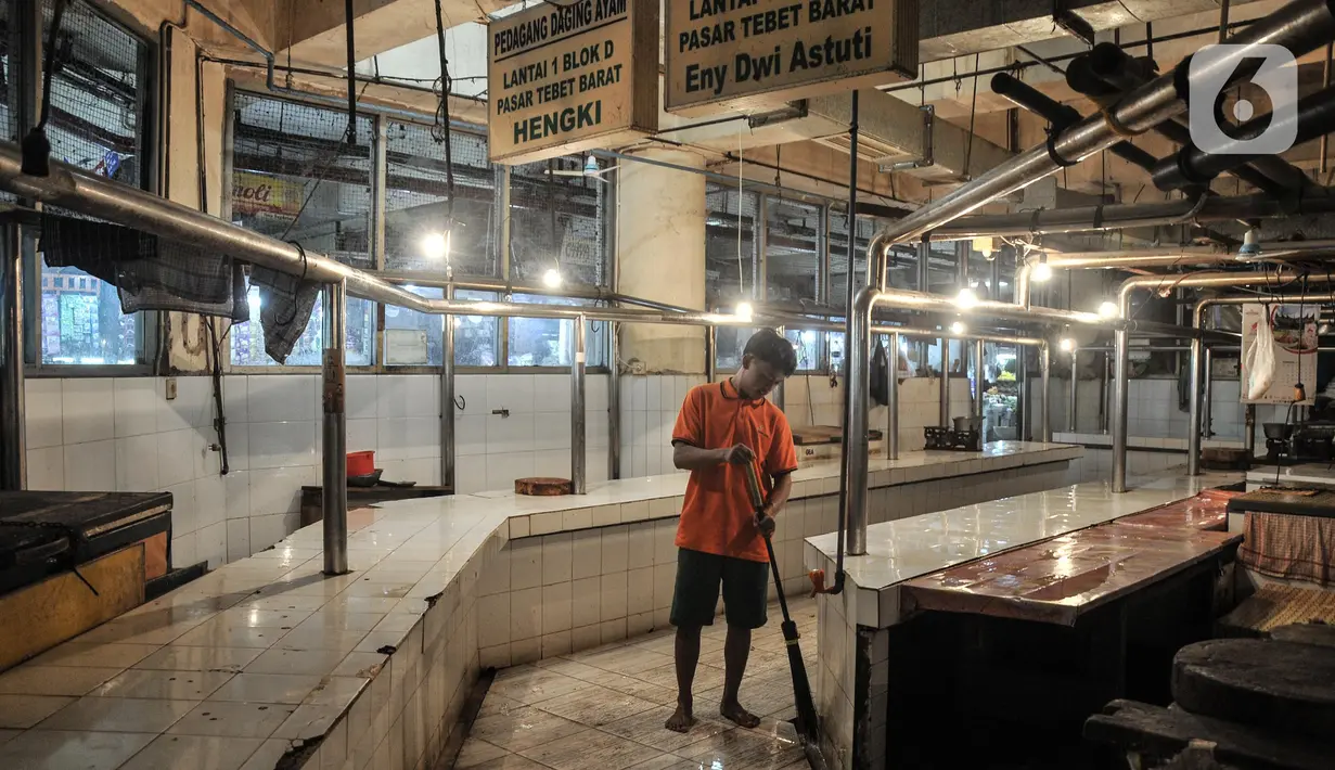 Petugas membersihkan area kios daging sapi yang sedang tutup di Pasar Tebet, Jakarta, Selasa (1/3/2022). Pedagang daging sapi di Jakarta serentak mogok berjualan hingga Jumat (4/3) sebagai bentuk protes atas kenaikan harga daging yang tembus hingga Rp140.000 per kg. (merdeka.com/Iqbal S Nugroho)