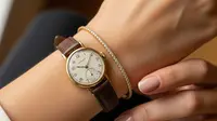 8 Kombinasi Gelang Emas Tipis dan Jam Tangan Klasik, Ide Styling Kekinian di 2025