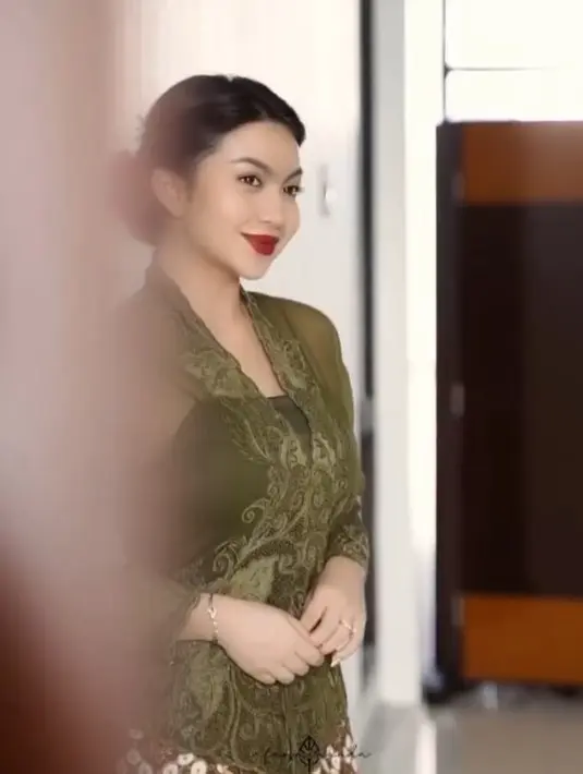 Netter terpukau dengan Ariel dan kebayanya. Banyak yang menyebutnya cantik khas Nusantara. [Instagram/arieltatum]