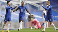 Pemain Chelsea merayakan gol yang dicetak  Ben Chilwell ke gawang Crystal Palace pada laga lanjutan Liga Inggris di Stamford Bridge, Sabtu (3/20/2020) malam WIB. Chelsea menang 4-0 atas Crystal Palace. (AFP/Kirsty Wigglesworth/pool)