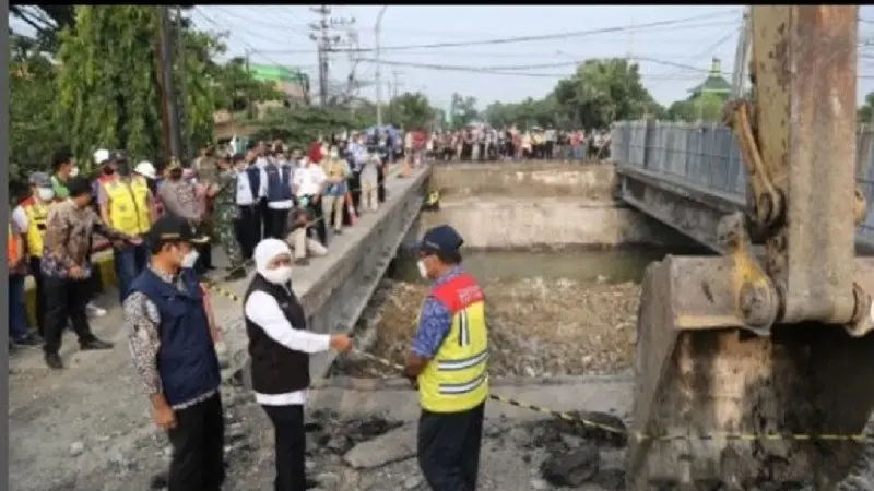 Khofifah saat meninjau lokasi Jembatan Ngaklik Lamongan yang ambles. (Ist).